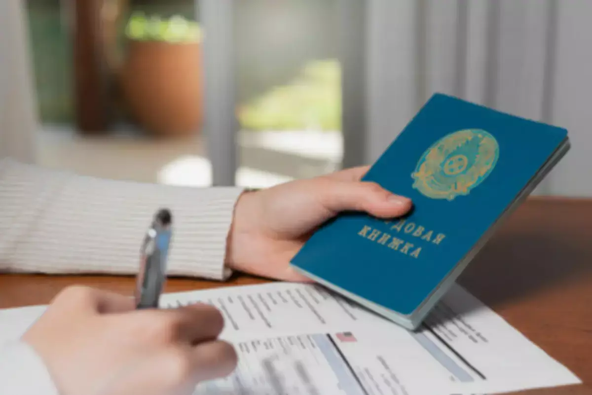 Выход на пенсию в 2026 году: три ошибки в трудовой книжке, которые могут лишить выплат - новости на Lada.kz 23.12.2025