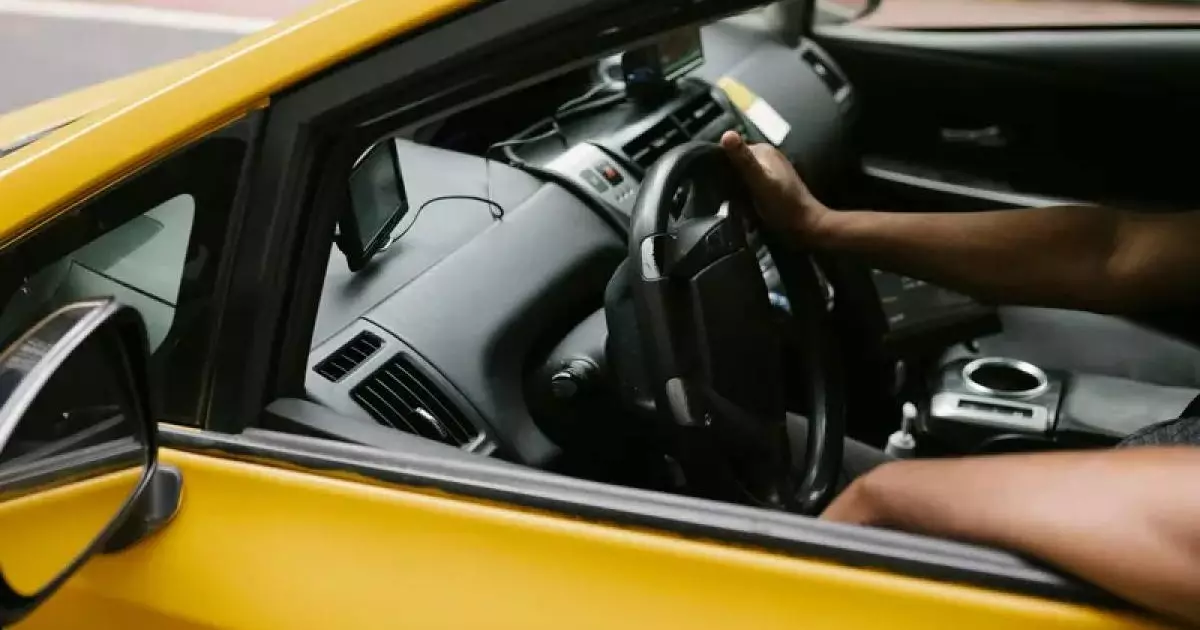  Таксист спас пенсионерку от потери 8,5 млн тенге 