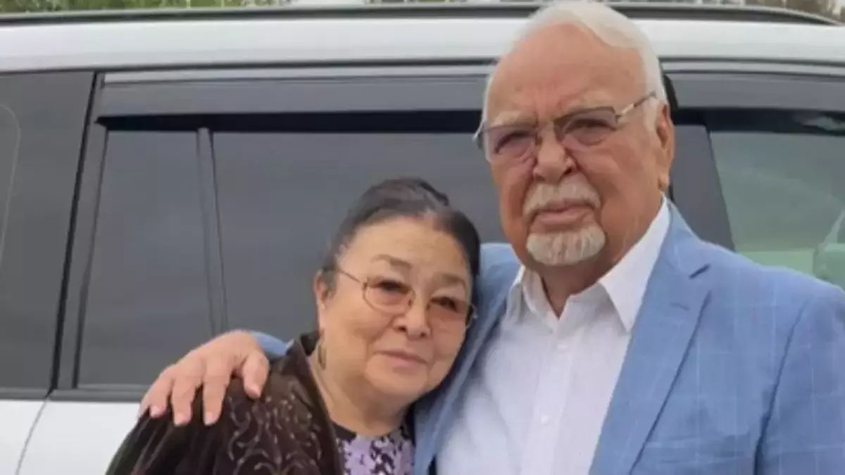 “Төлегенім алыс жолға кетті, енді Бекежаным…”: Меруерт Өтекешова Асанәлі Әшімовты есіне алды (ВИДЕО)