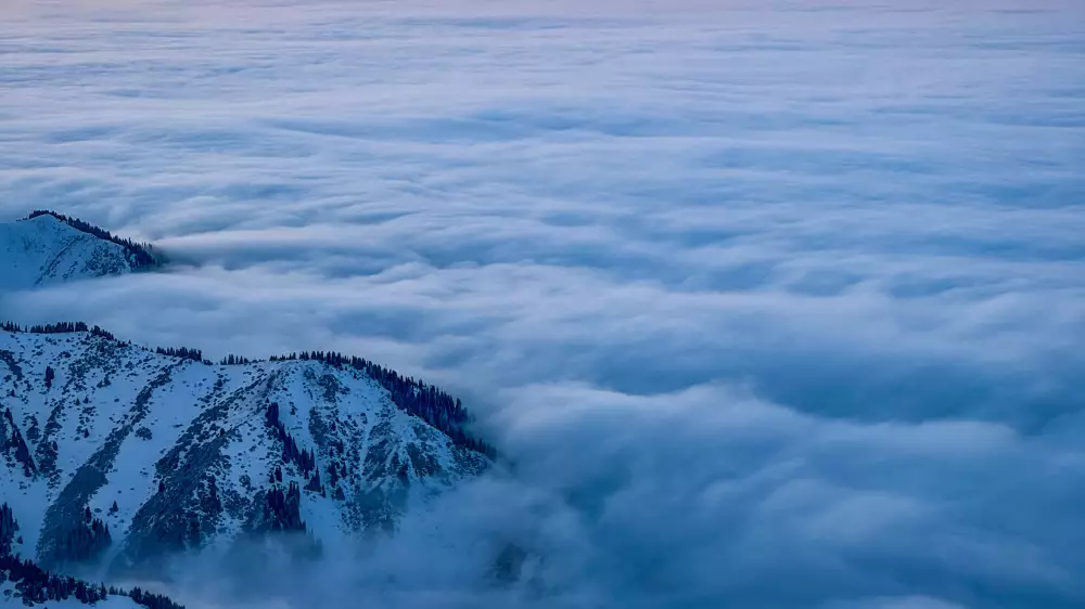 “Сказочные кадры“: казахстанец заснял закат с вершины горы