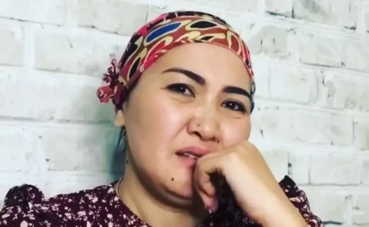 «Доғарайық, қатындар»: Мөлдір Анарбаева оңтүстіктің тойларындағы дәстүрді сынап тастады (ВИДЕО)