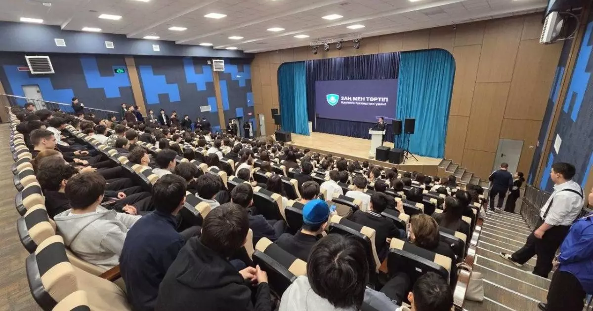  Дипфейки, дропперы, мошенники: столичным школьникам рассказали о цифровой безопасности 