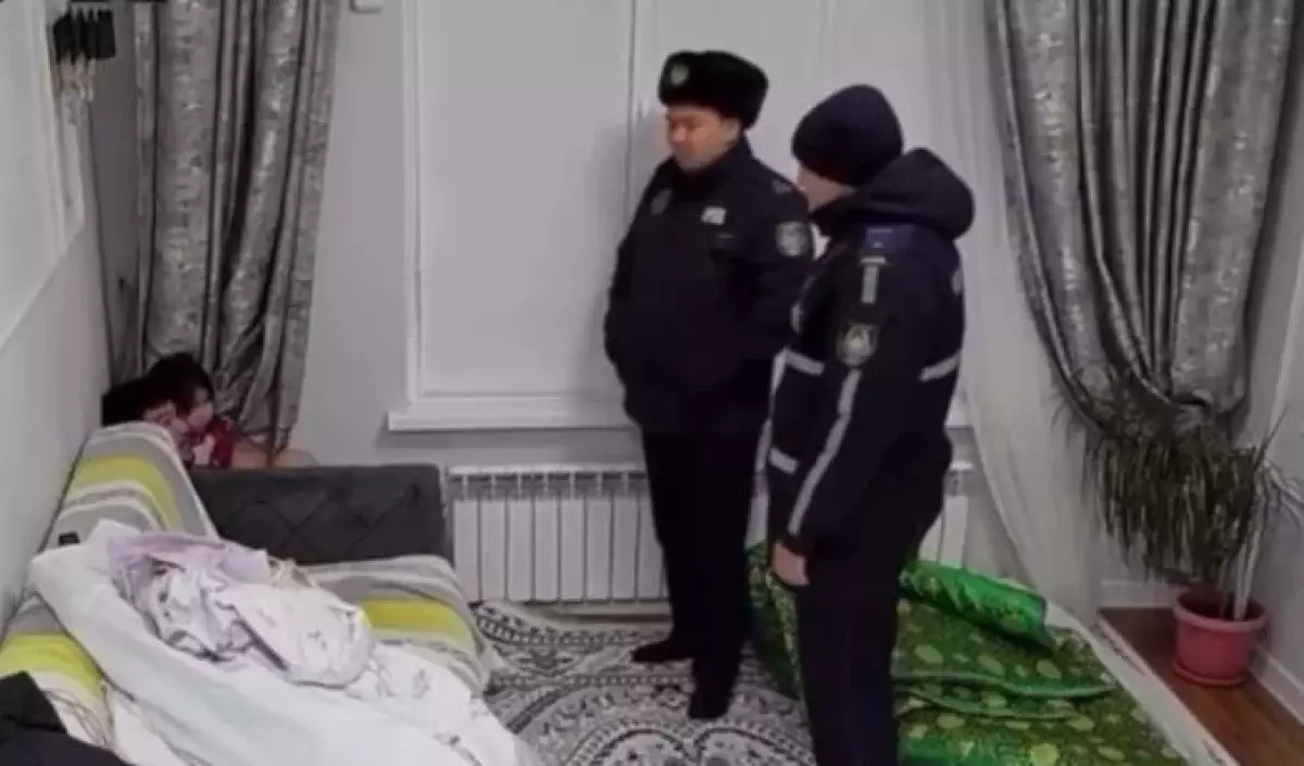 Атырауда әйел адам полицейлердің көмегімен экс-күйеуінен балаларын алып кетті (ВИДЕО)