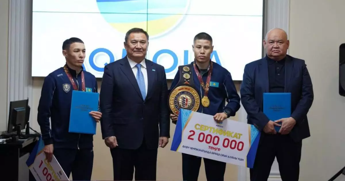  Ақмола облысының әкімі боксшыларға қаржылай сыйақы табыстады 