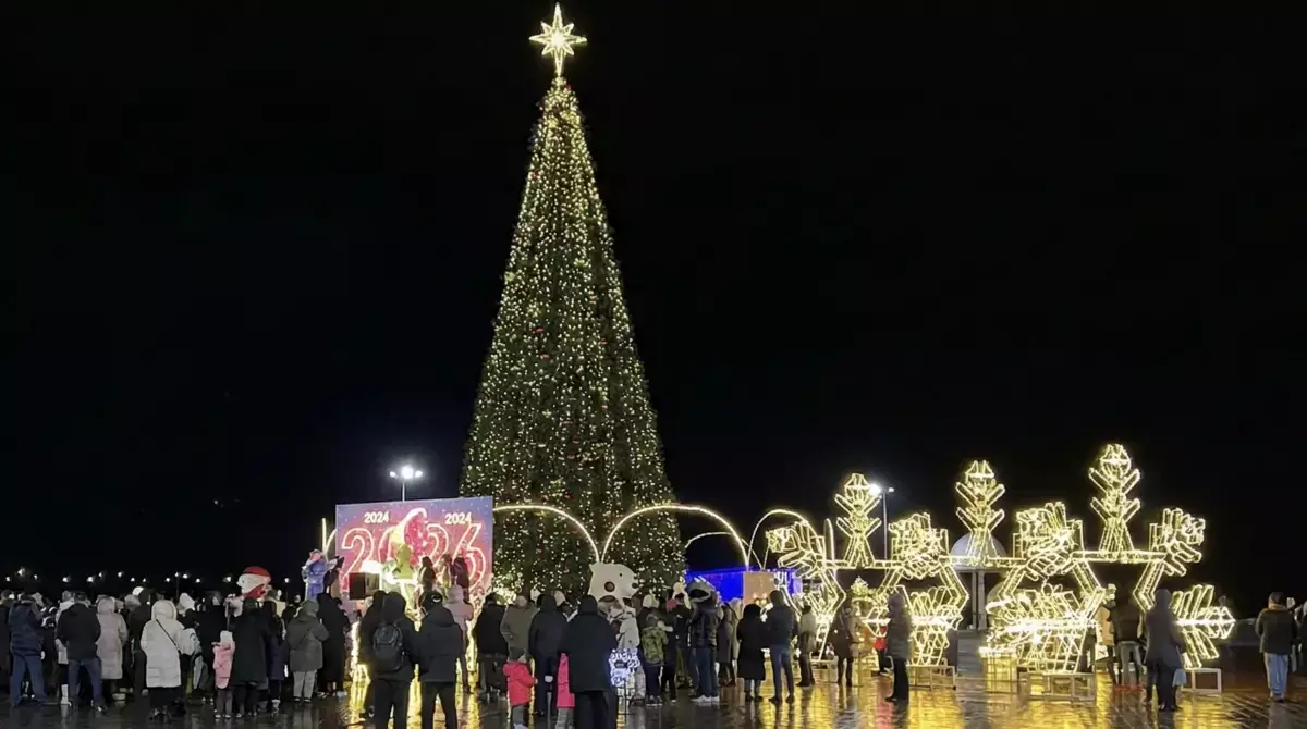 В Актау зажгли огни на главной ёлке: как оценили украшение города жители - новости на Lada.kz 23.12.2025