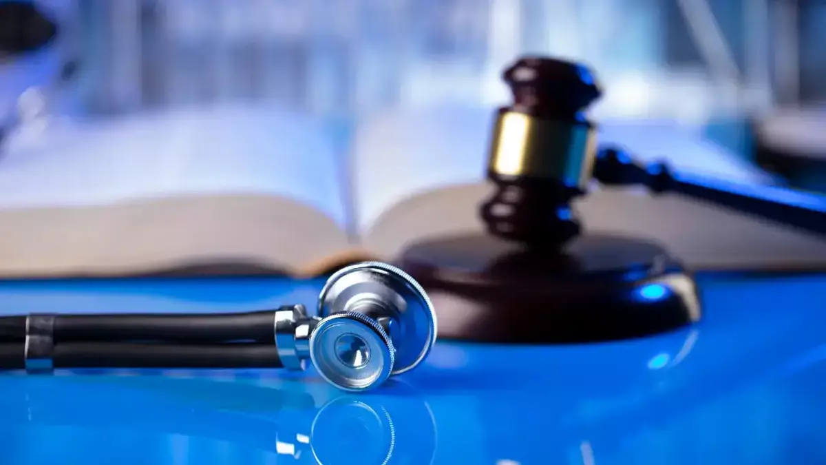 Суд признал врача виновным в смерти Меруерт Аулбаевой: наказания не будет - новости на Lada.kz 23.12.2025