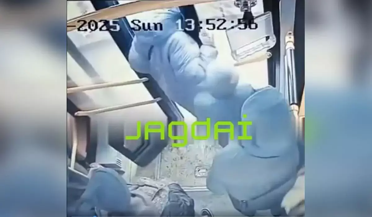 Женщина выпала из автобуса и сломала позвоночник в Алматы (ВИДЕО)