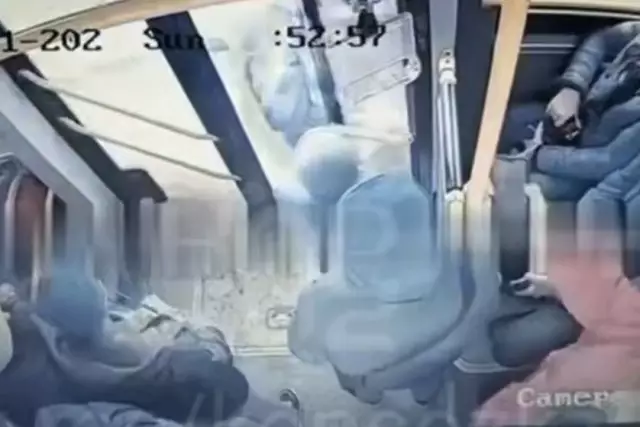 Автобус жүріп кеткен: Алматыда әйел адам автобустан түсерде омыртқасын сындырып алды