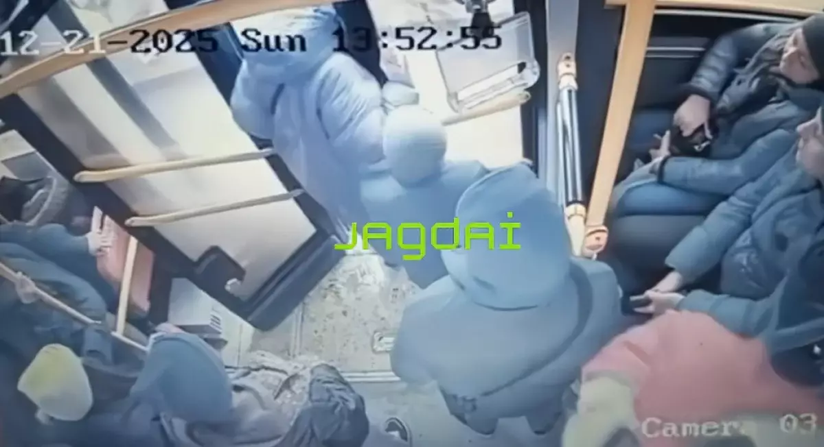 Девушка сломала позвоночник, выходя из автобуса в Алматы