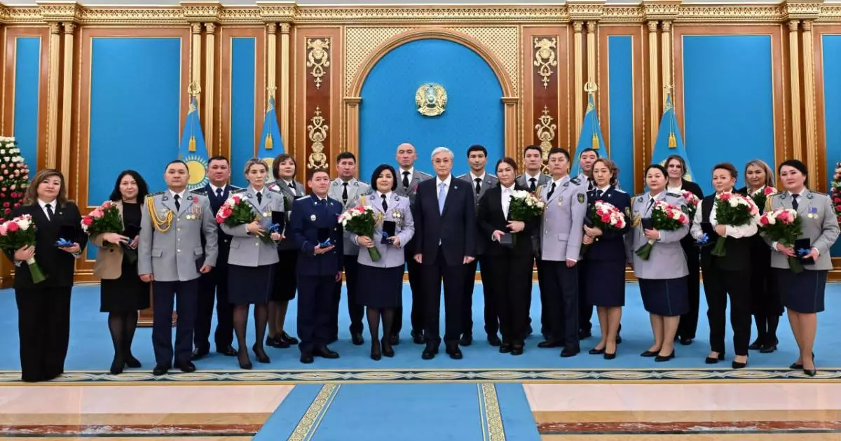  Президент құқық қорғау қызметкерлеріне пәтер кілтін табыстады 