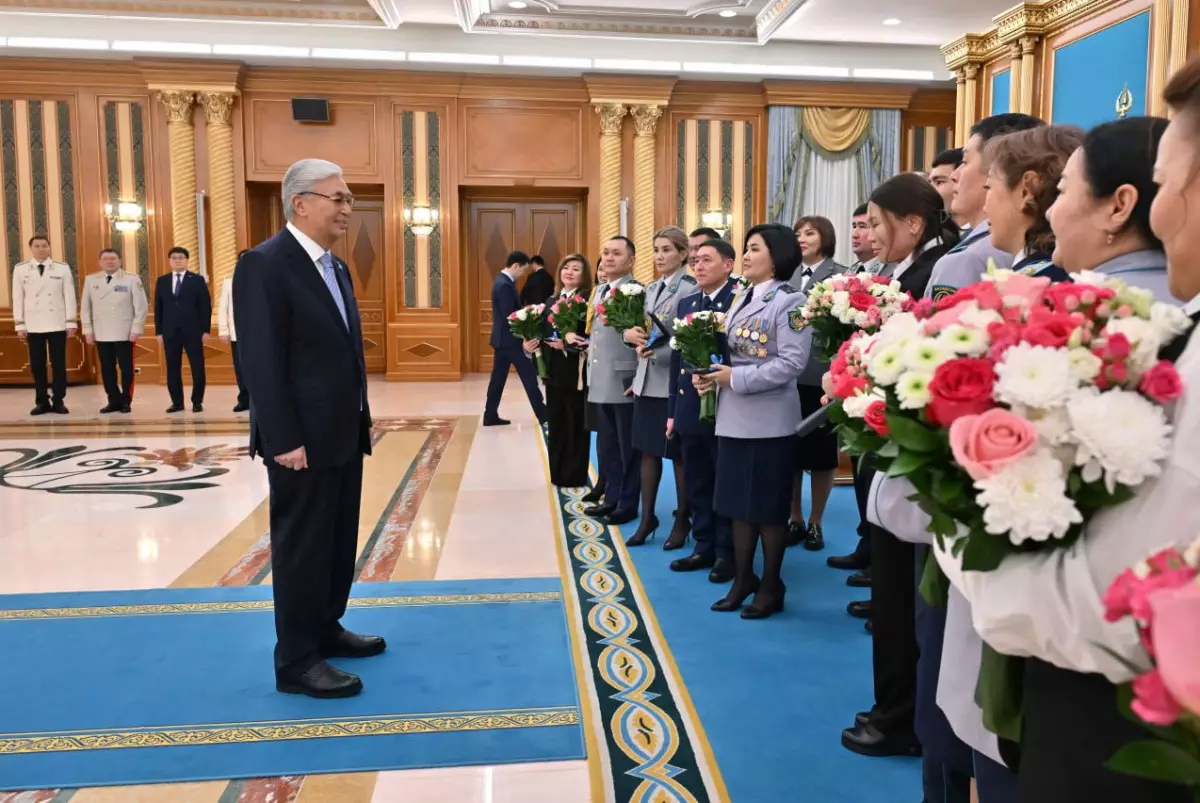 Токаев вручил ключи от квартир сотрудникам прокуратуры и силовых структур