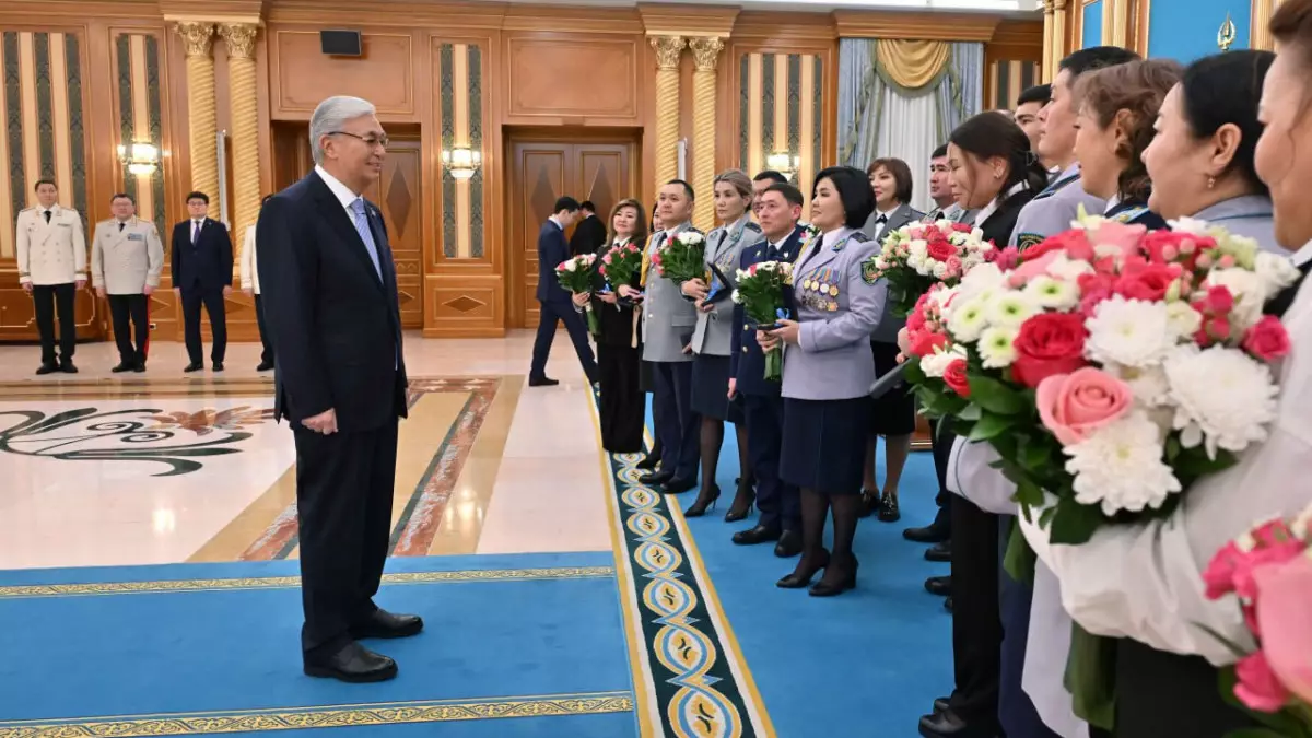 Президент қызметкерлерге пәтер кілтін табыстады