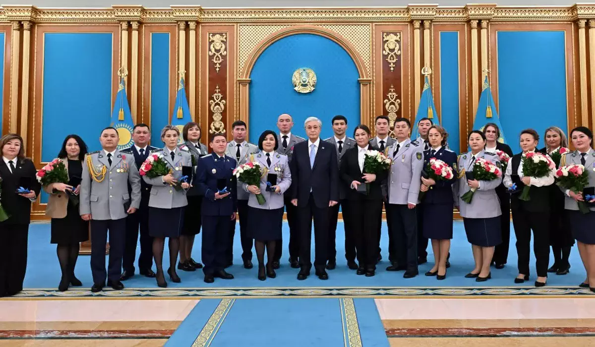 Тоқаев Бас прокуратура, Мемлекеттік күзет қызметі, ІІМ қызметкерлеріне пәтер кілтін табыстады
