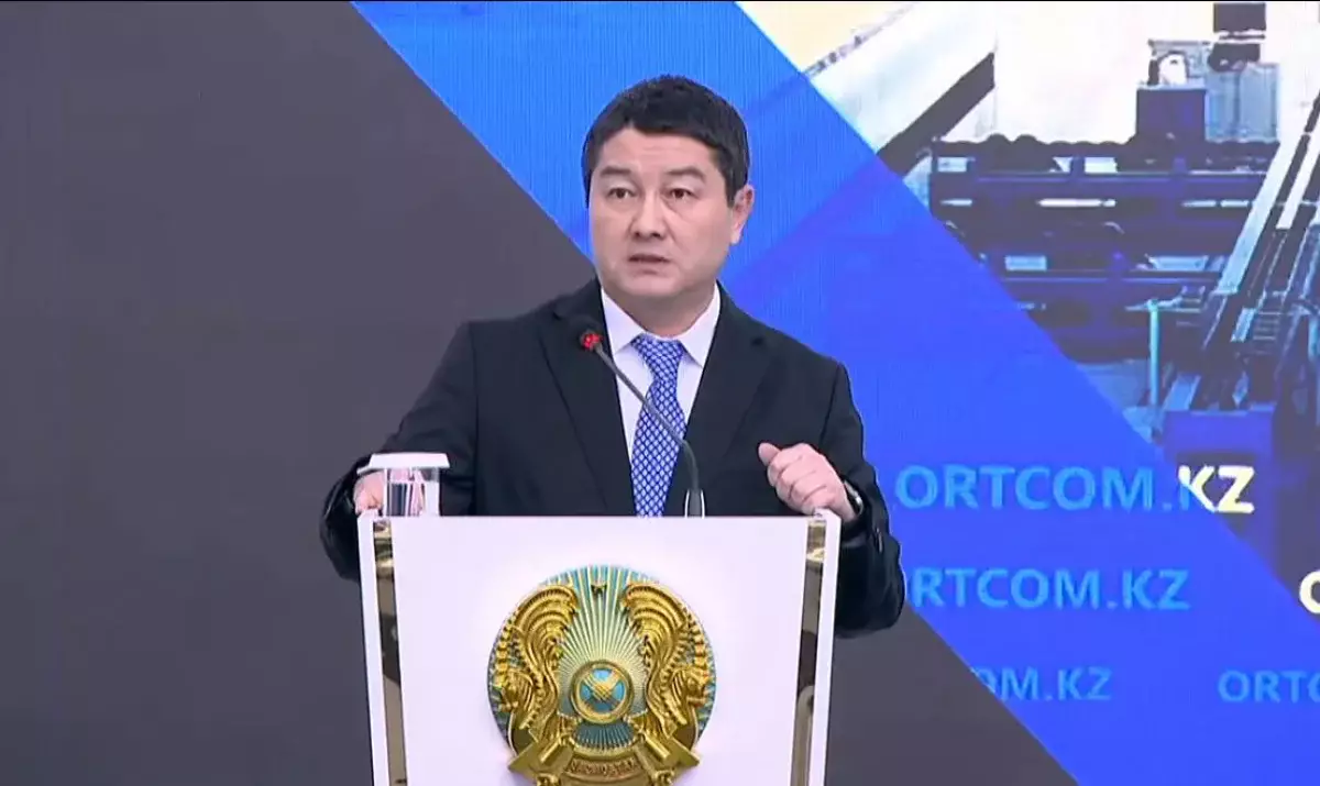 Аким Мангистау платит внебрачному сыну алименты, но не общается с ним