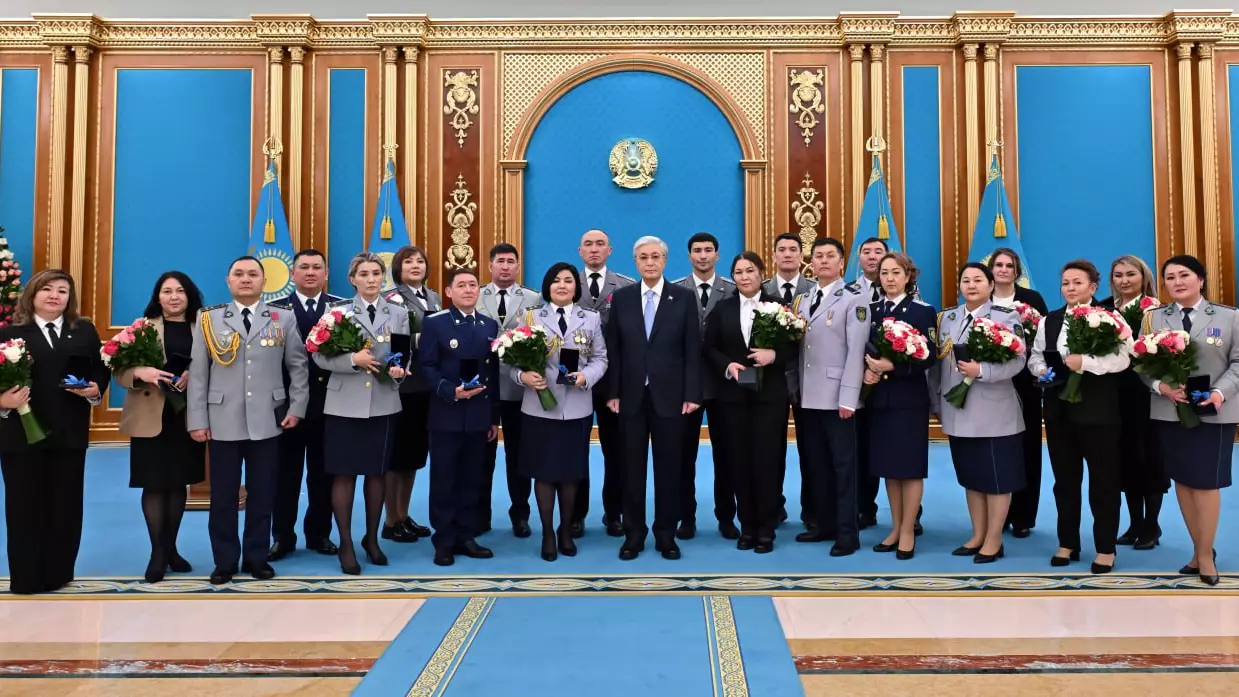 Тоқаев құқық қорғау органдарының қызметкерлеріне пәтер кілтін табыстады