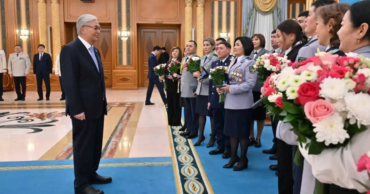  Президент прокуратура мен күштік құрылымның қызметкерімен кездесті 