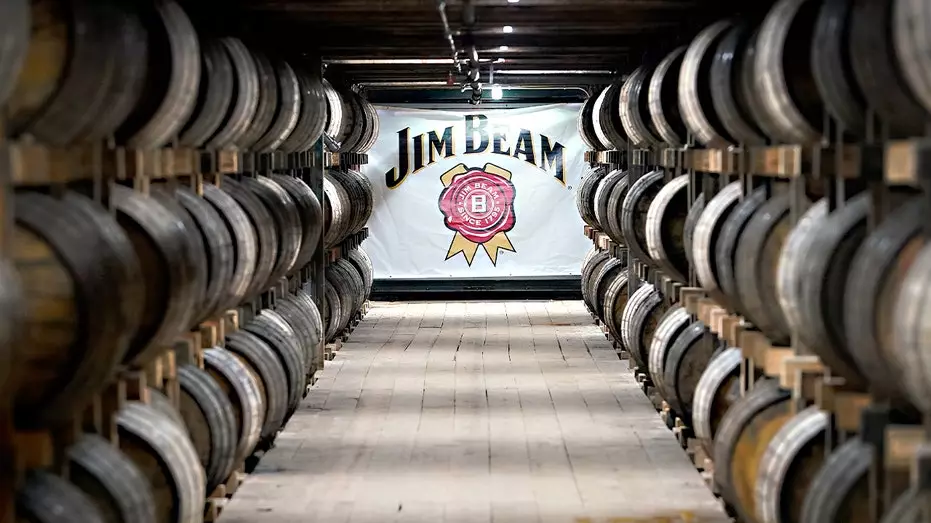 Jim Beam закроет один из своих винокуренных заводов на год.