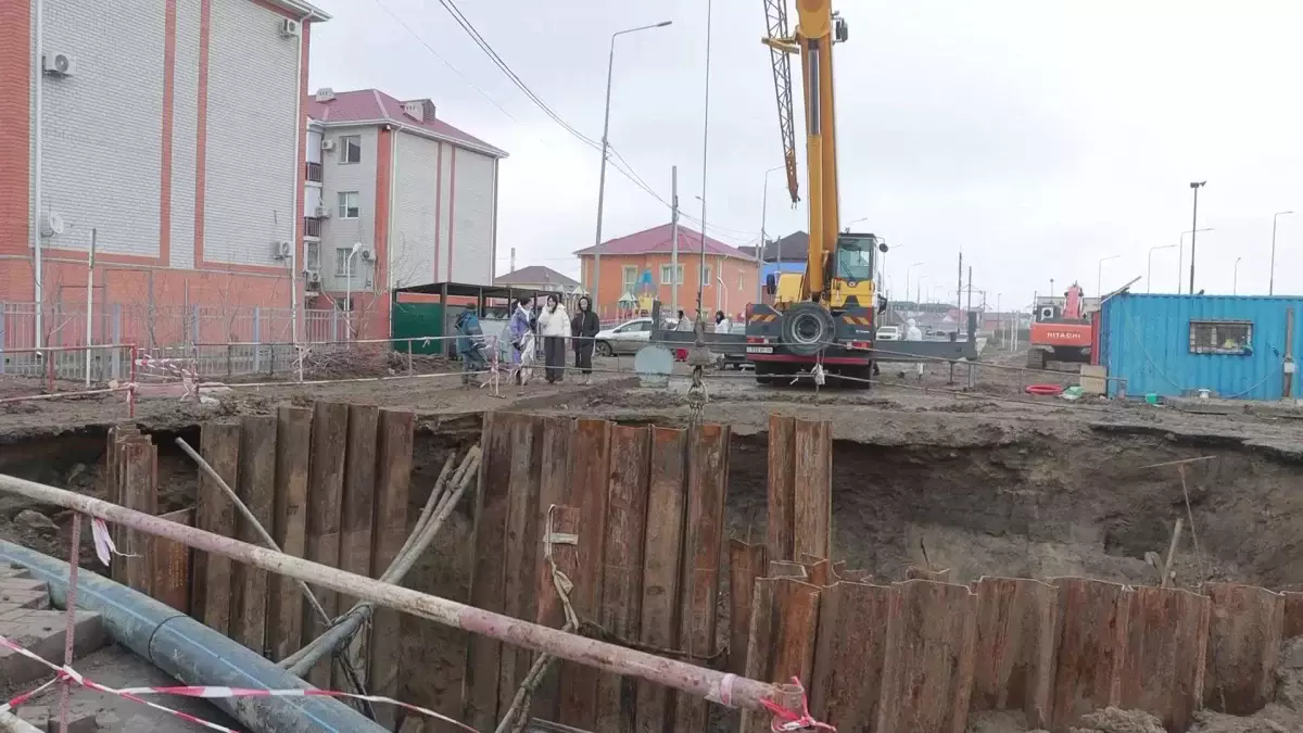 Бір ай бұрын опырылған жол атыраулықтар үшін қауіпті аймаққа айналды