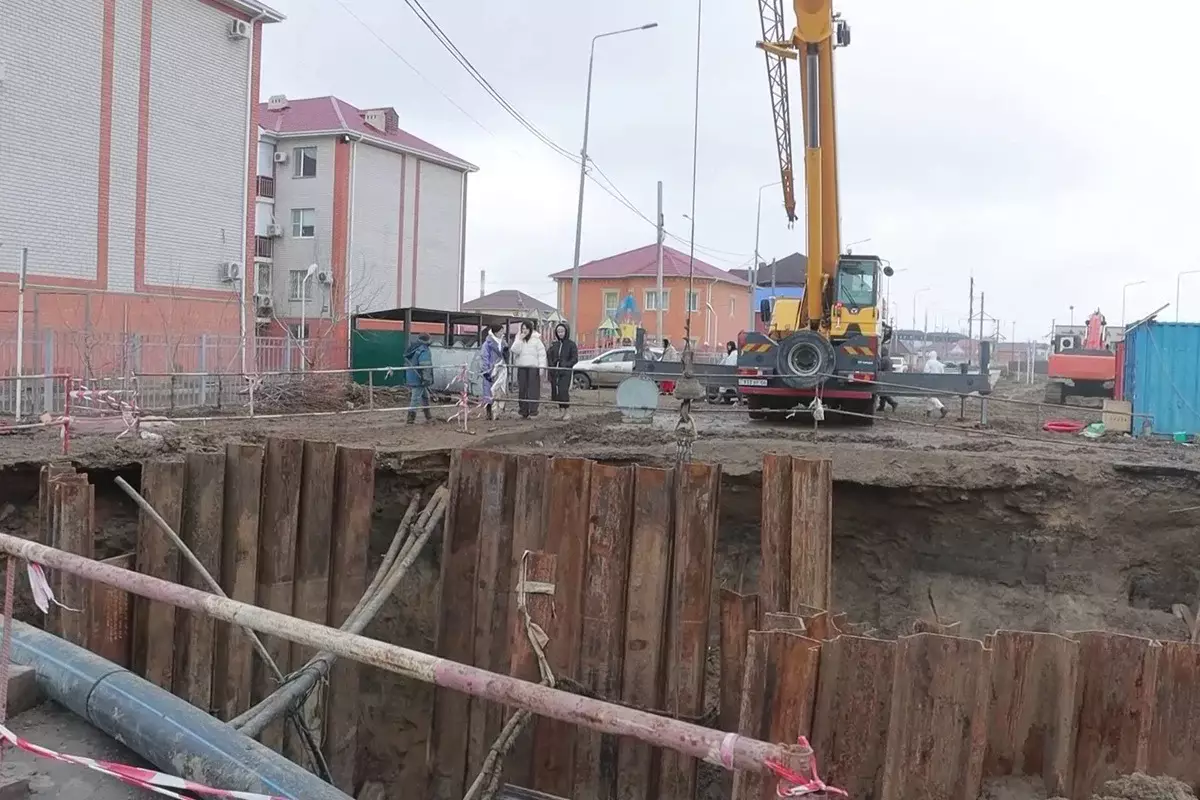 Обрушение дороги: в Атырау месяц назад произошла авария на трубопроводе
