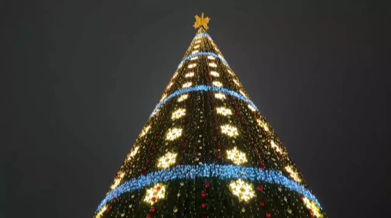 Новогоднюю ёлку зажгли в Петропавловске