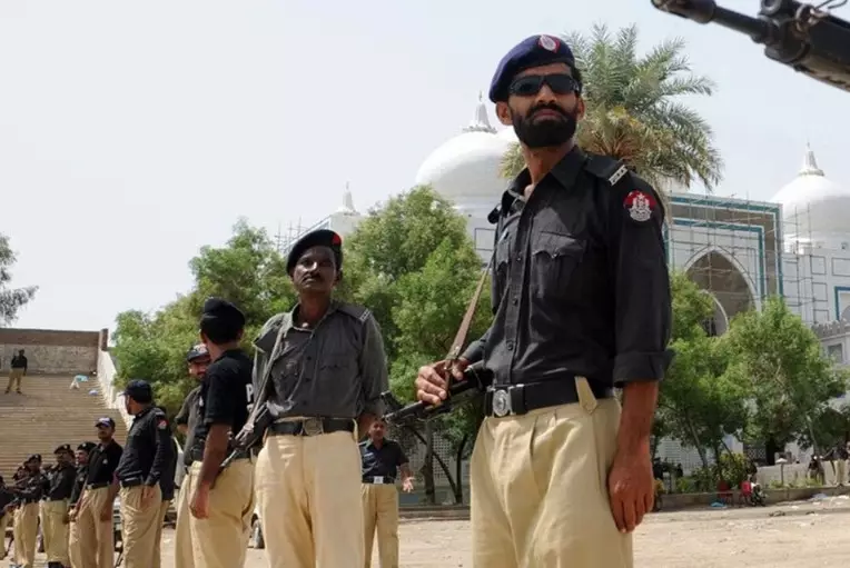 В Пакистане неизвестные убили пятерых полицейских