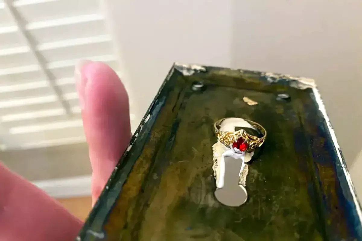 112-летний дом хранил тайну: женщина обнаружила «сокровище» в дверной ручке - новости на Lada.kz 23.12.2025