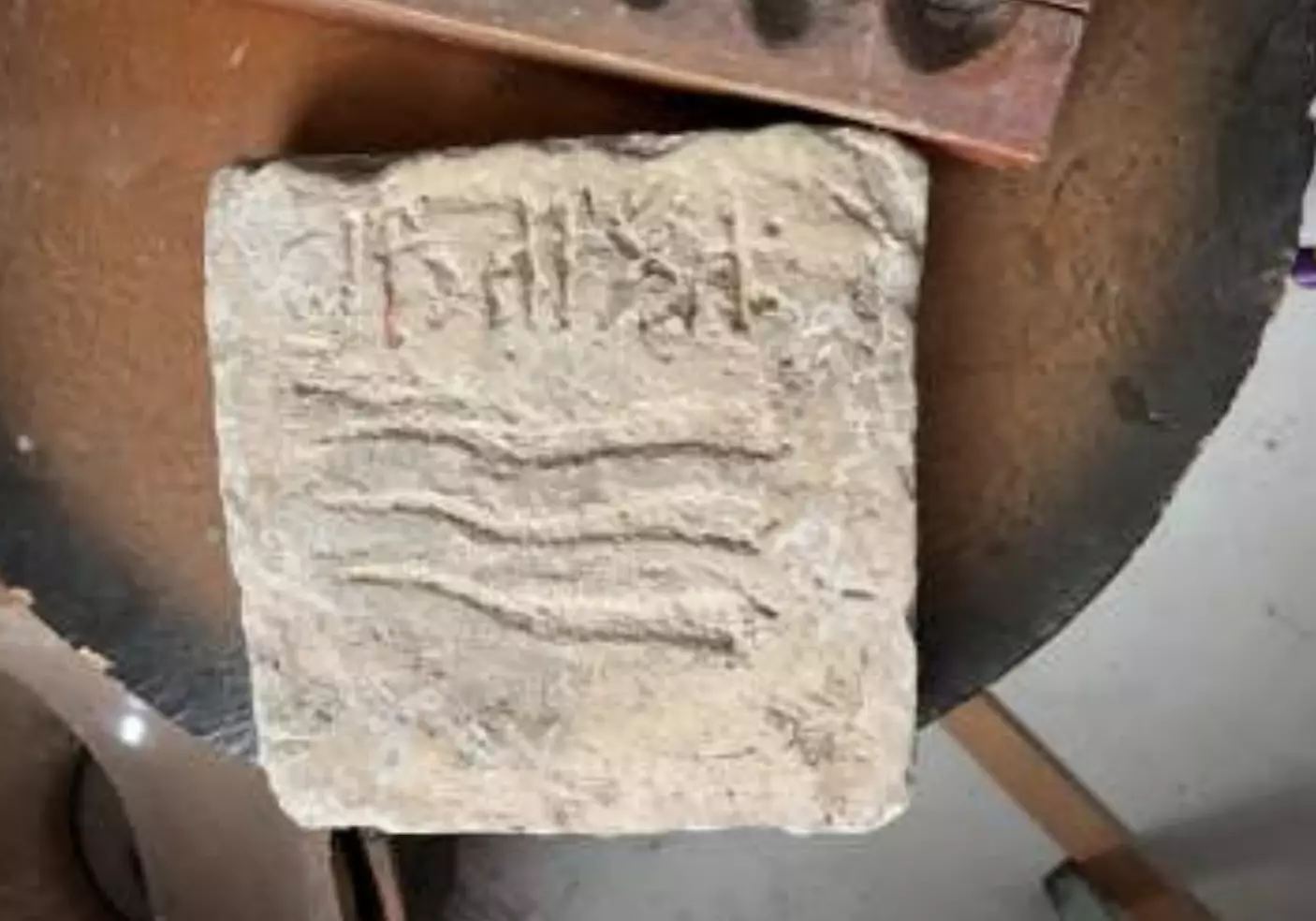 Надпись Кюльтобе, случайно найденная в Казахстане, отодвинула датировку огузской письменности на четыре века назад.