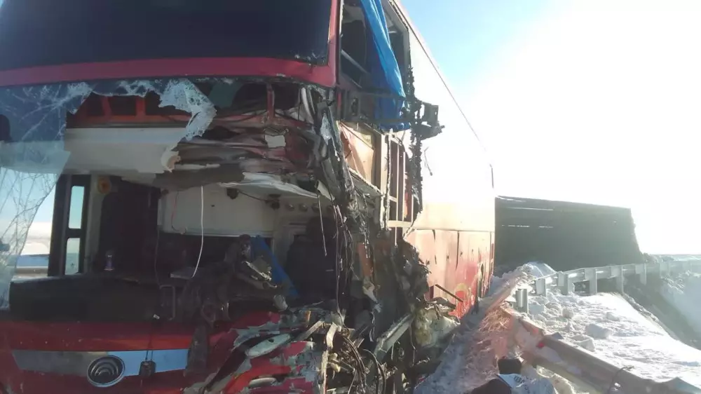 Пассажирский автобус и КамАЗ столкнулись на трассе Алматы – Усть-Каменогорск
