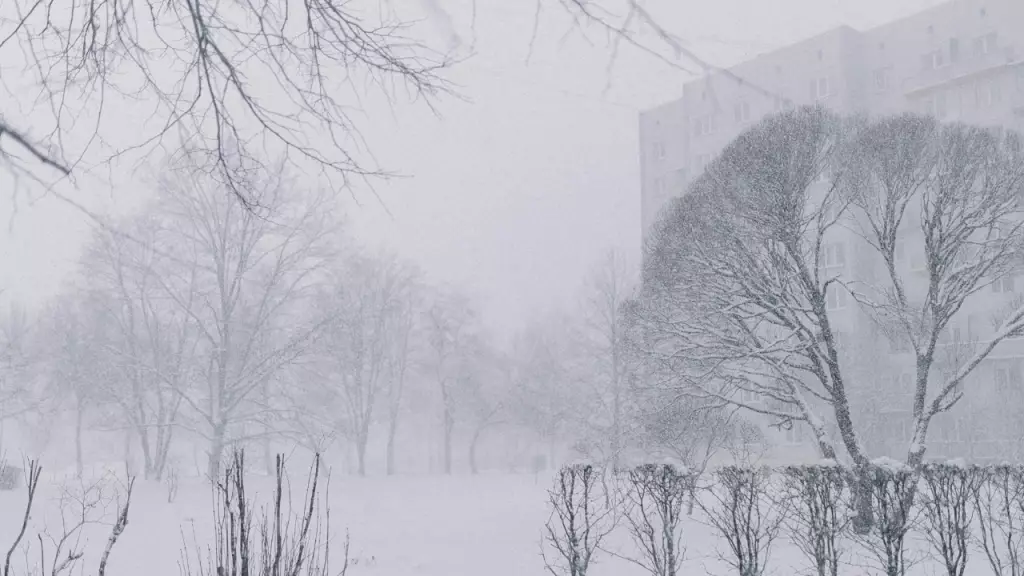 Штормовые предупреждения на среду объявлены по всему Казахстану