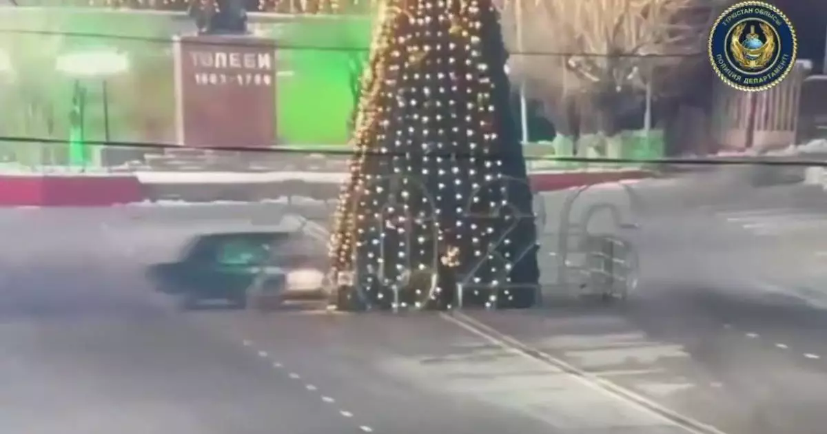  Түркістан облысында көлік жүргізушісі орталықта тұрған шыршаны құлатып тастады 