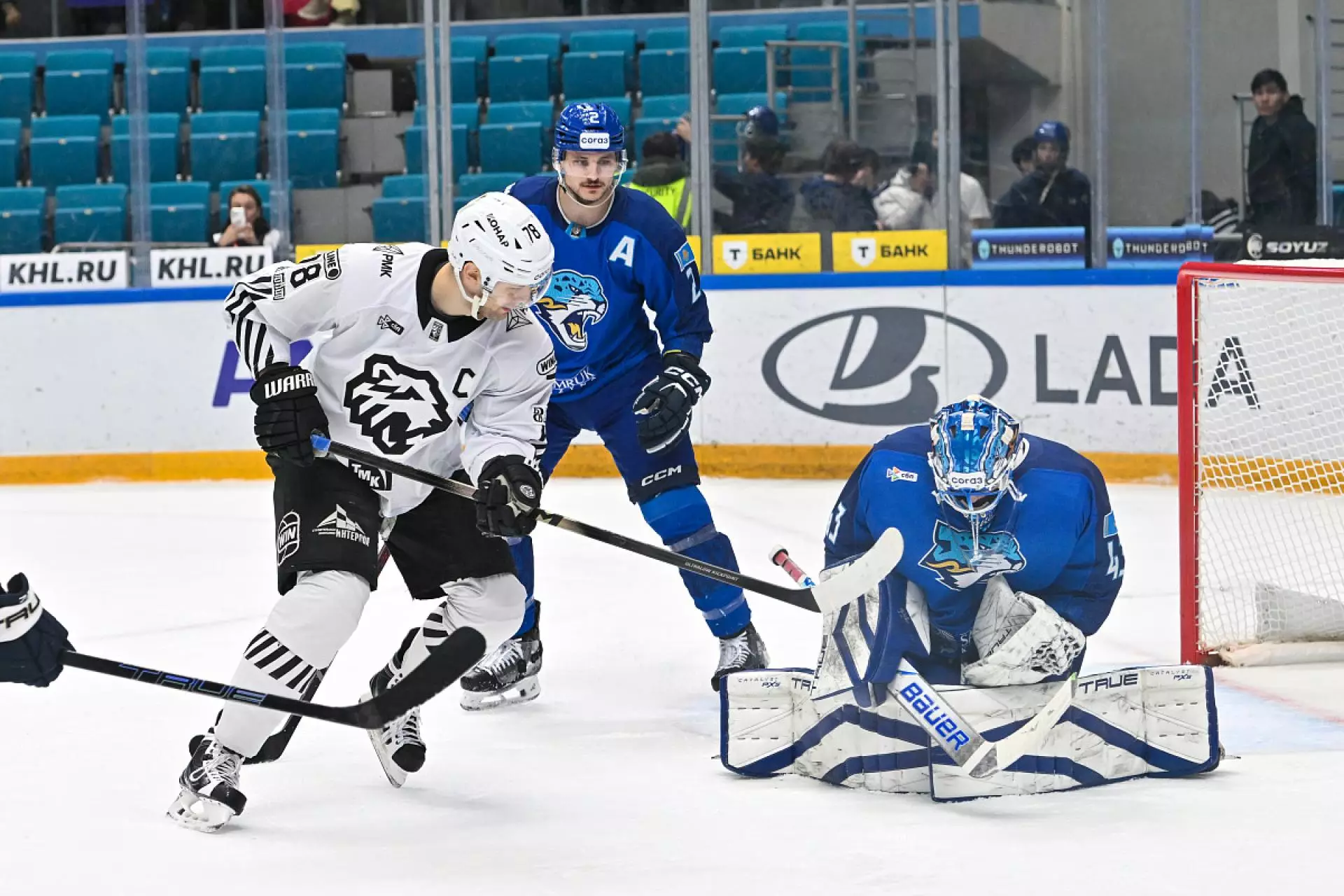 «Барыс» на домашнем льду всухую уступил «Трактору»