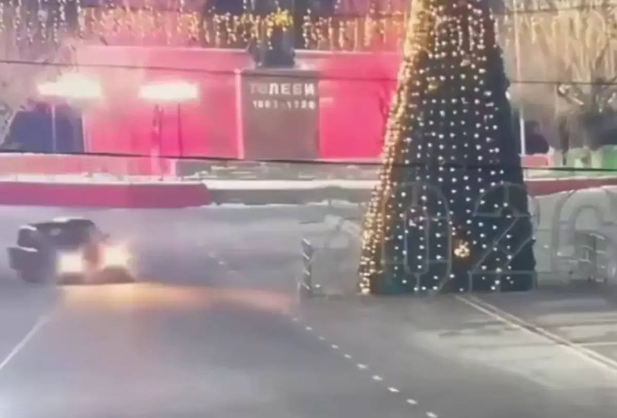 Водитель снёс главную новогоднюю ёлку в Туркестанской области