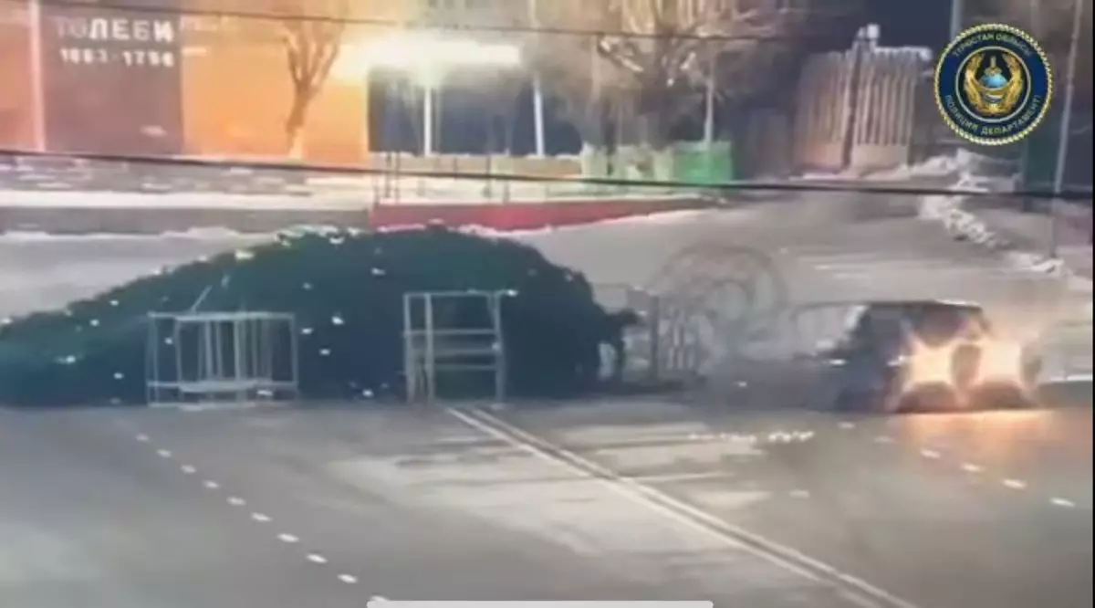 Водитель наехал на главную новогоднюю елку в Туркестанской области