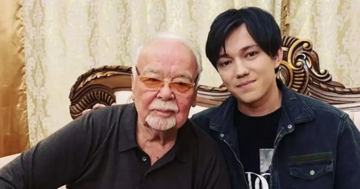   «Сіздің ақыл-кеңесіңіз мені адалдық пен тазалыққа жетелеп келеді»:  Димаш Құдайберген Асанәлі Әшімовтің отбасына көңіл айтты   