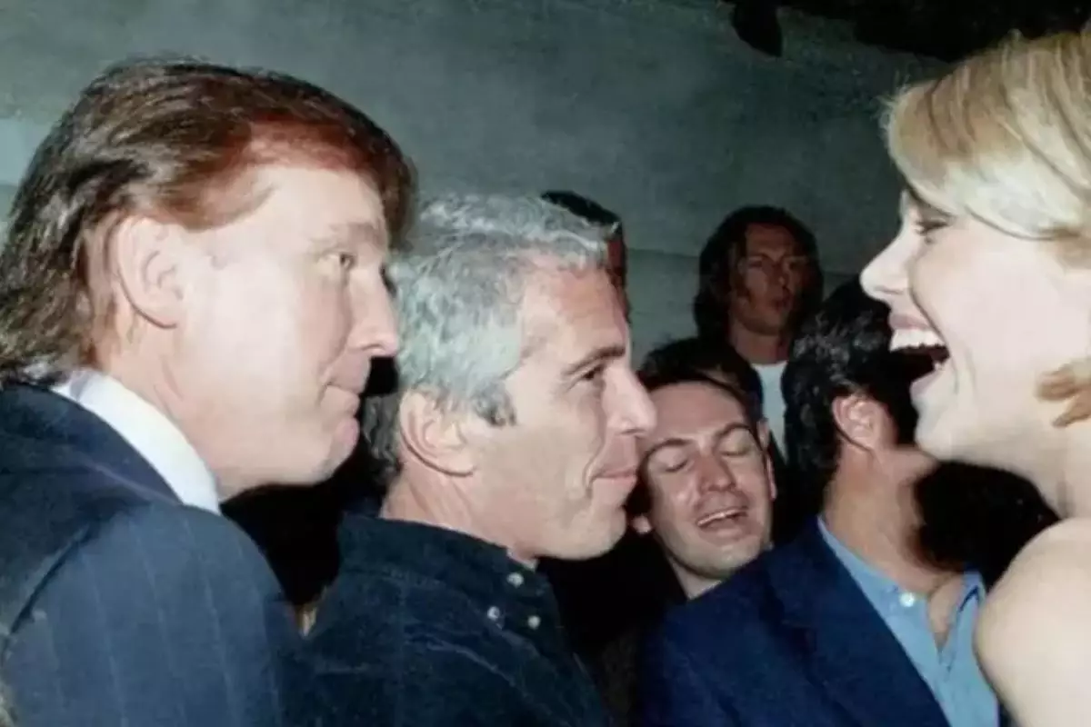 Эпштейн ісі: Трамп әкімшілігі іске қатысты материалдарды жариялады, бірақ толық емес әрі қатты өңделген