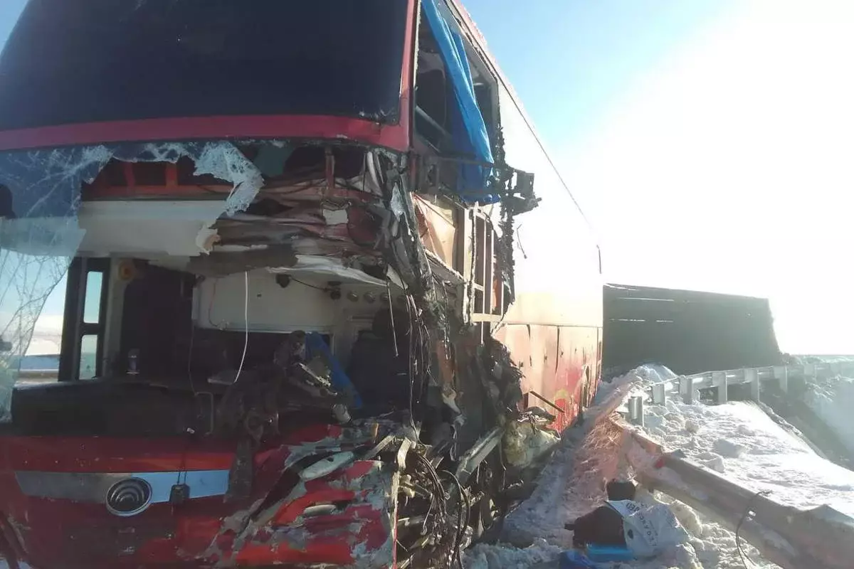 Пассажирский автобус столкнулся с КамАЗом в области Абай: погиб водитель