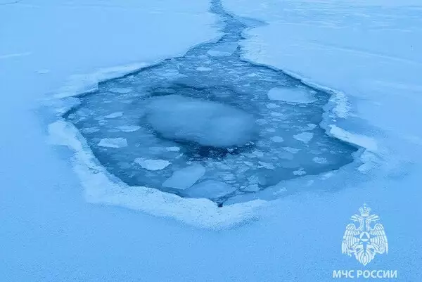 Мужчина провалился под лёд на рыбалке в Нижнем Новгороде