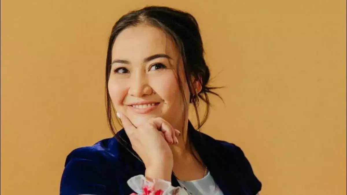 «Доғарайық қатындар»: Мөлдір Анарбаева тойбастарға берілетін ақ орамалдар мен мата туралы