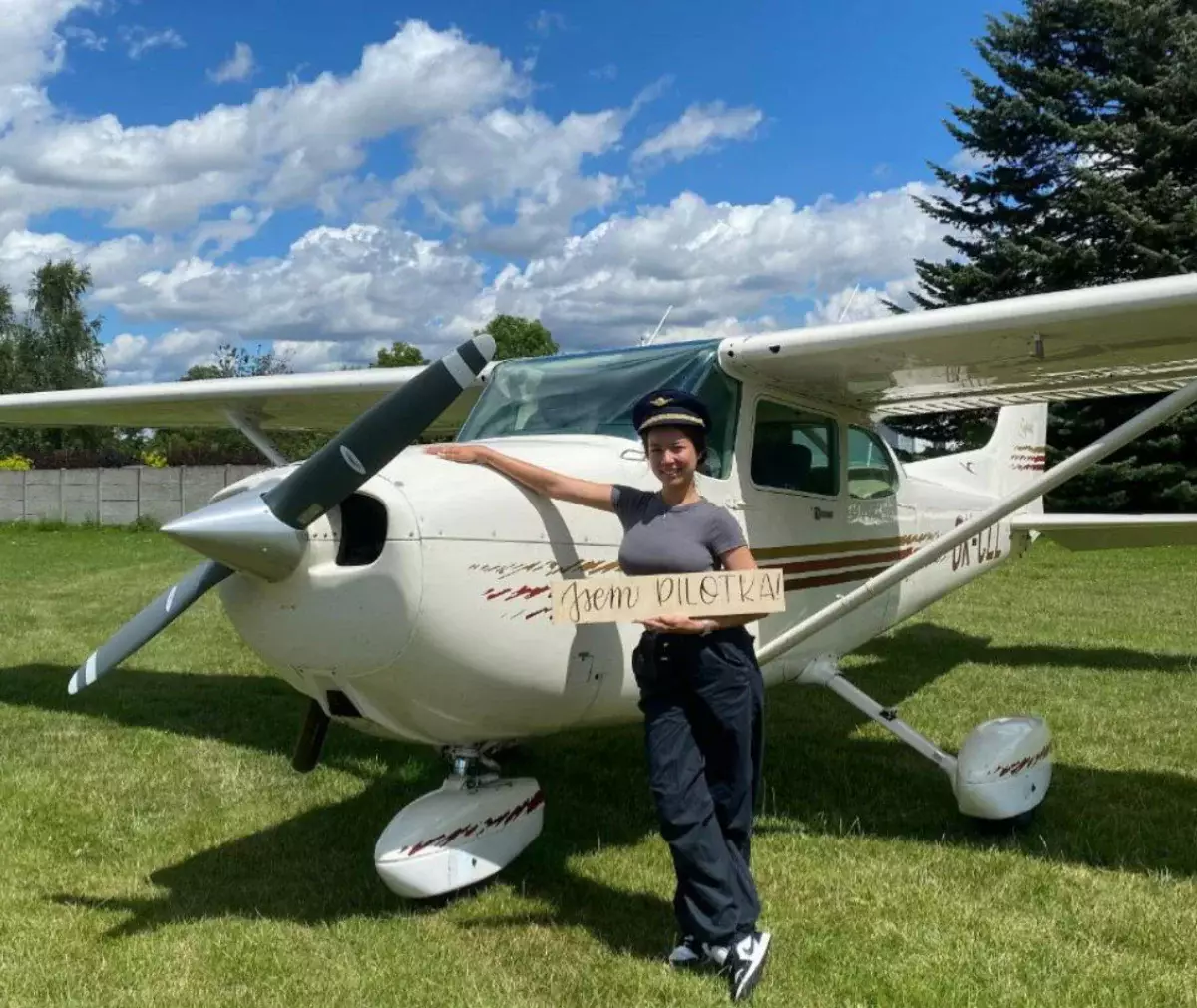 «Я с детства стремилась в небо»: 19-летняя девушка из Атырау управляет самолётом