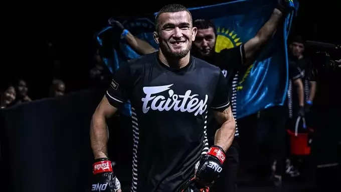 Казахстанец нокаутировал узбекского бойца в первом раунде 