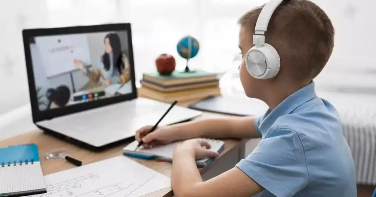  ШҚО-да оқушылар онлайн оқиды 