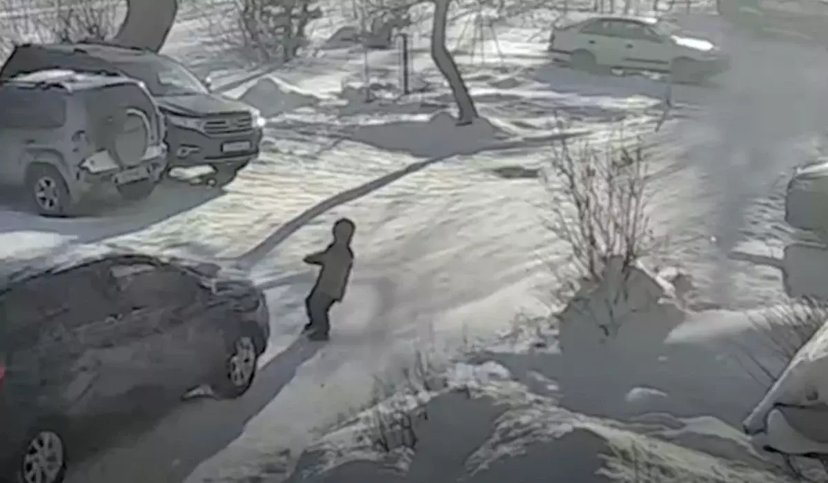 Риддерде алты жасар баланы қағып кеткен жүргізуші оқиға орнынан кетіп қалған (ВИДЕО)