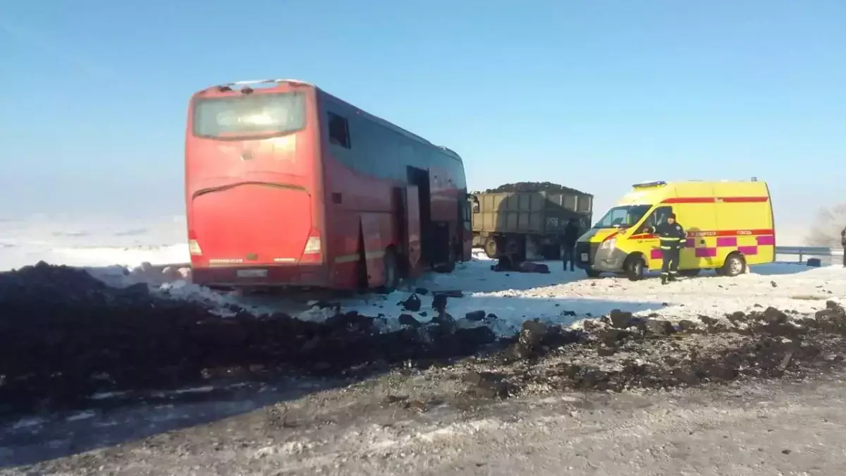 Абай облысында автобус пен жүк көлігі соқтығысып, 1 адам көз жұмды