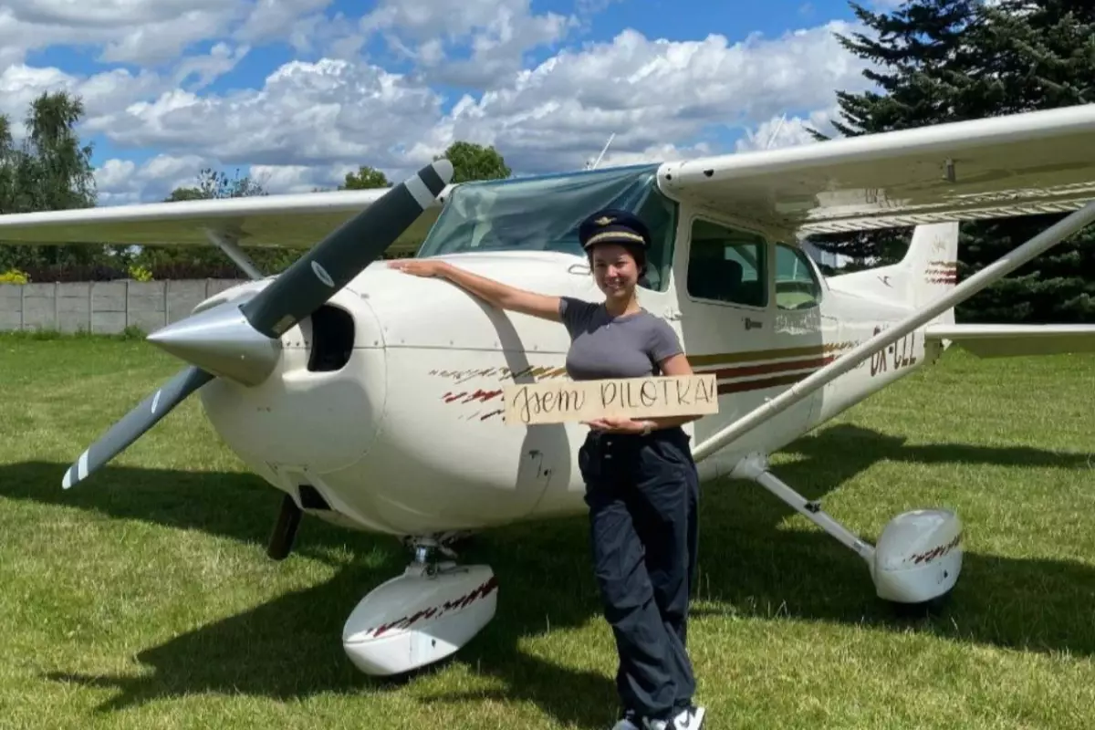 «Я с детства стремилась в небо»: 19-летняя уроженка Атырау управляет самолётом
