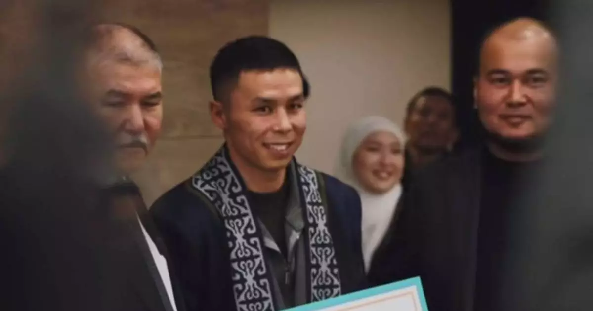  Боксшы Сәкен Бибосыновқа 2 млн теңге және сәйгүлік сыйға берілді 