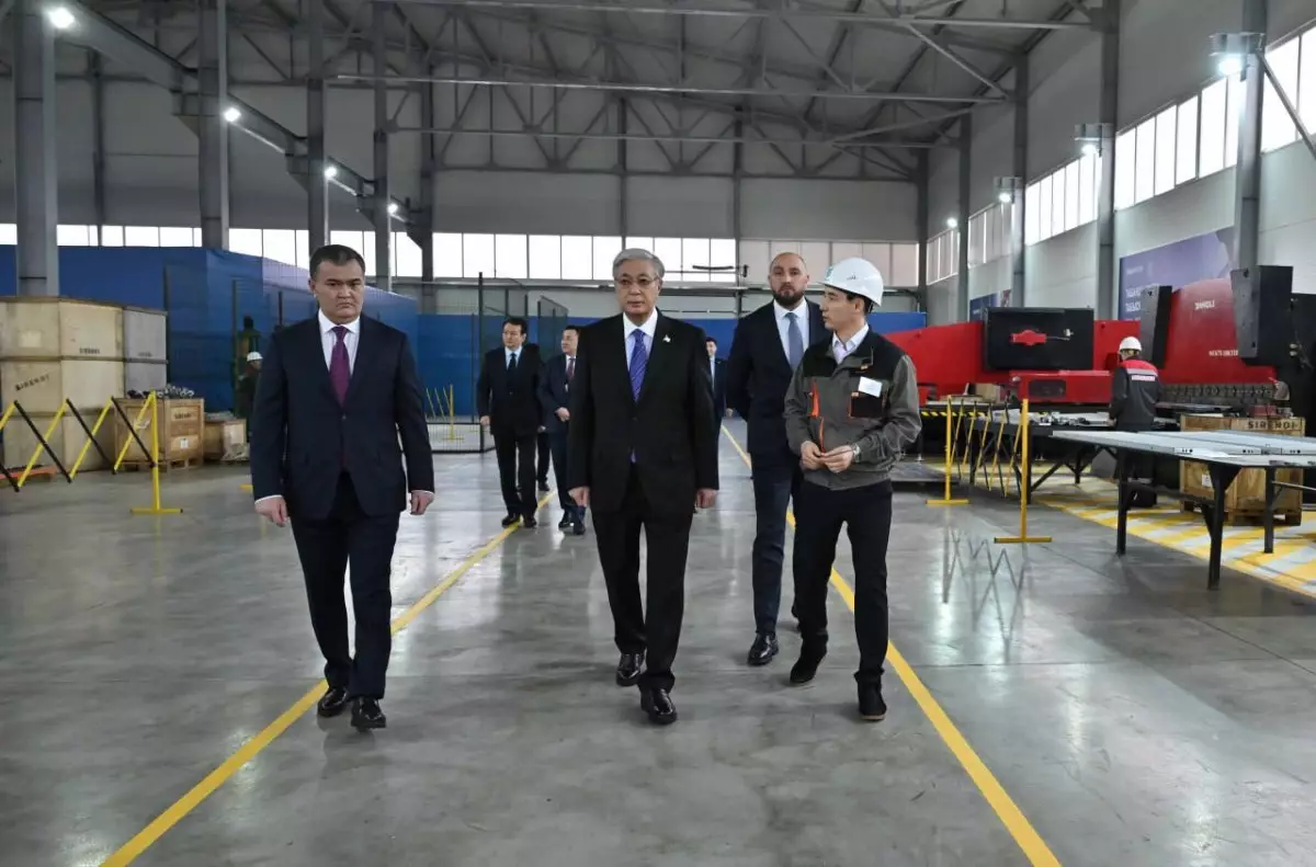 Токаев ознакомился с производством кранов и лифтов в Астане
