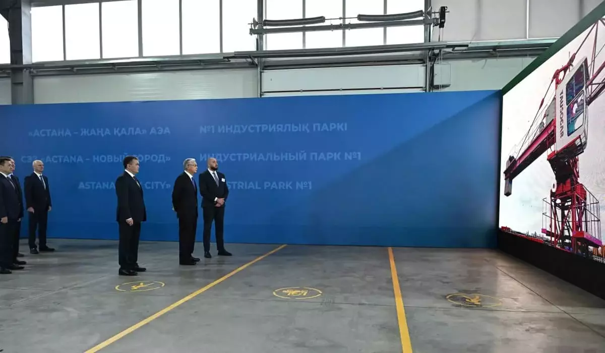 Президенту показали, как производятся башенные краны, лифты и эскалаторы в Астане (ФОТО)