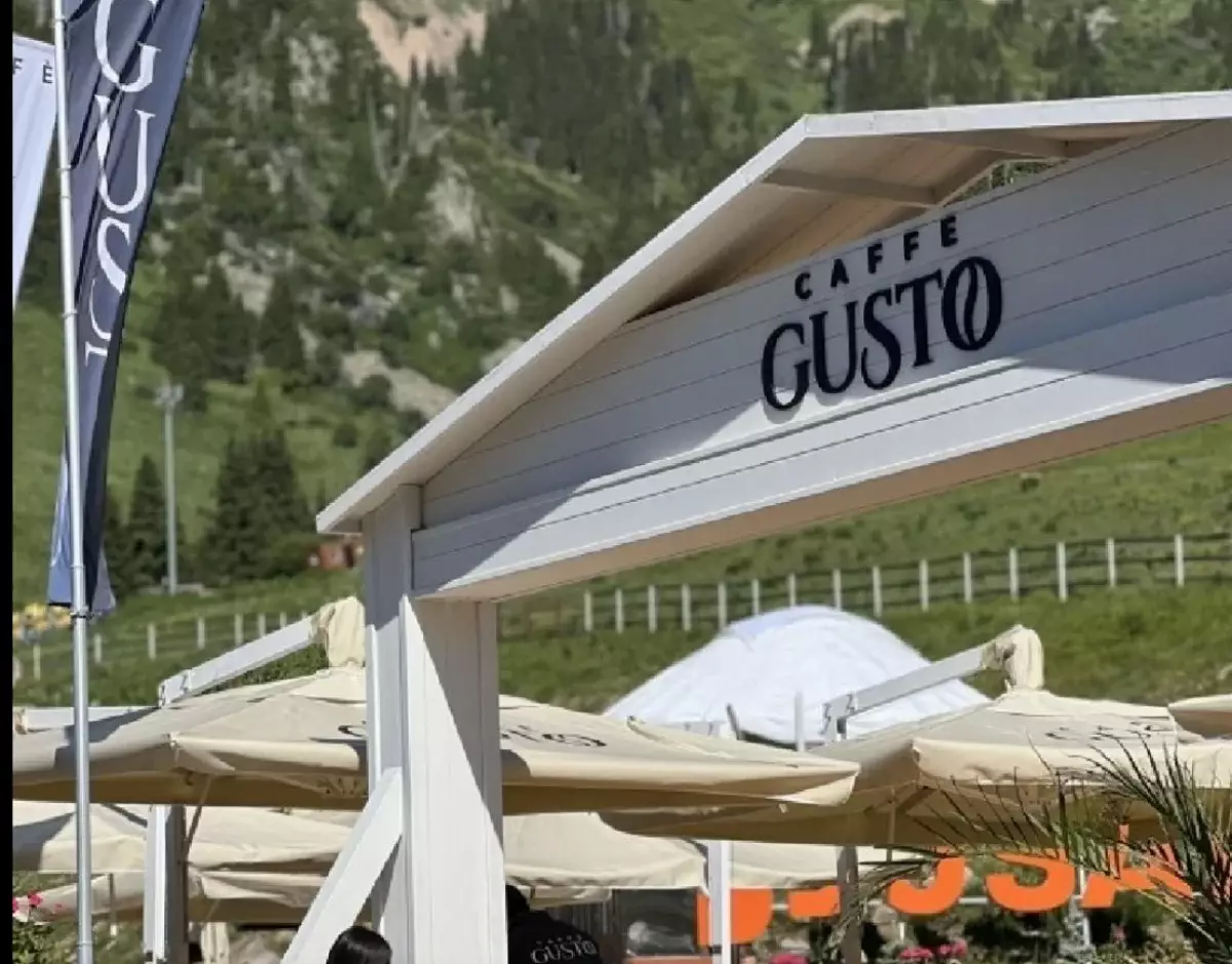 «Мне не нужен казахский язык»: ссора посетителя и сотрудницы кафе Шымбулака попала на видео