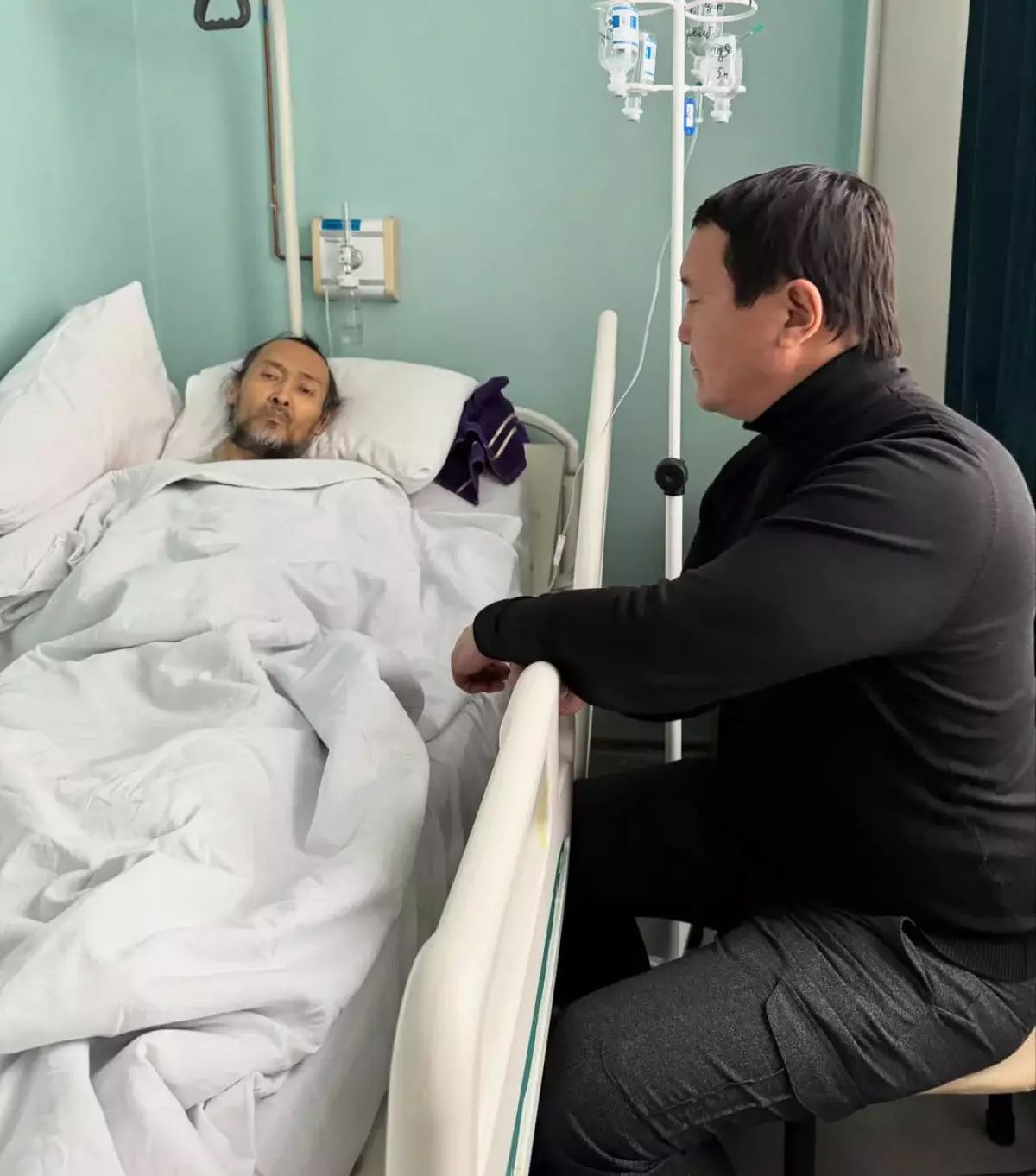 «Рэкетира» Мурата Бисенбина показали в больнице после операции