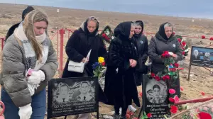 Ақтаудағы ұшақ апаты: қаза болғандардың туыстары Қазақстанға келді